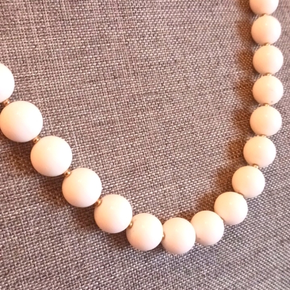 Barbiecore Vintage White Acrylic Beaded Necklace - Pre-loved - Picture 3 of 4